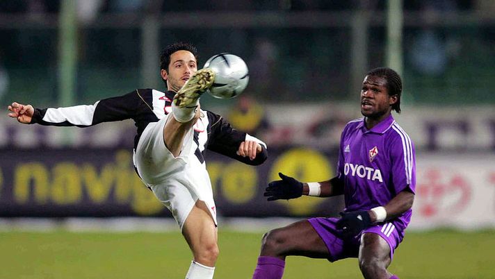 FLORENCE, ITALY - FEBRUARY 26: Christian Obodo of Fiorentina watches while David DiMichele of Udinese kicks the ball during their match February 26, 2005 at Artemio Franchi in Florence, Italy. (Photo by Newpress/Getty Images) Obodo: “Scoviamo giovani promesse a Lagos per Udinese, Como e Fiorentina” - immagine 1
