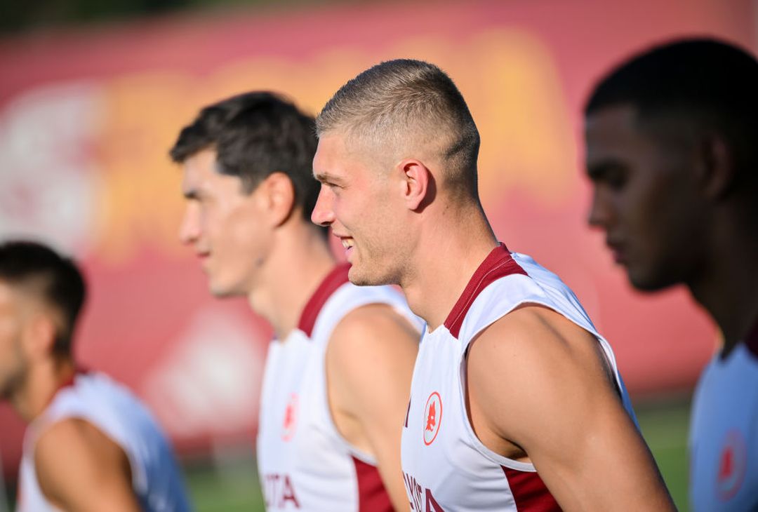 Trigoria, Dovbyk nel primo allenamento con i nuovi compagni – FOTO GALLERY- immagine 1