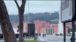 VIDEO – Roma-Lazio, tensione fuori l’Olimpico: la polizia utilizza l’idrante