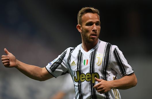 REGGIO NELL'EMILIA, ITALY - MAY 12: Arthur of Juventus gestures during the Serie A match between US Sassuolo and Juventus at Mapei Stadium - Città del Tricolore on May 12, 2021 in Reggio nell'Emilia, Italy. Sporting stadiums around Italy remain under strict restrictions due to the Coronavirus Pandemic as Government social distancing laws prohibit fans inside venues resulting in games being played behind closed doors. (Photo by Alessandro Sabattini/Getty Images) Retroscena su Arthur: Pradè lo voleva già ai tempi della Sampdoria- immagine 2