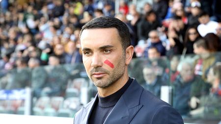 CAGLIARI, ITALY - NOVEMBER 26: Raffaele Palladino coach of Monza with a red sign on his face in support of the International Day for the Elimination of Violence Against womenduring the Serie A TIM match between Cagliari Calcio and AC Monza at Sardegna Arena on November 26, 2023 in Cagliari, Italy. (Photo by Enrico Locci/Getty Images)