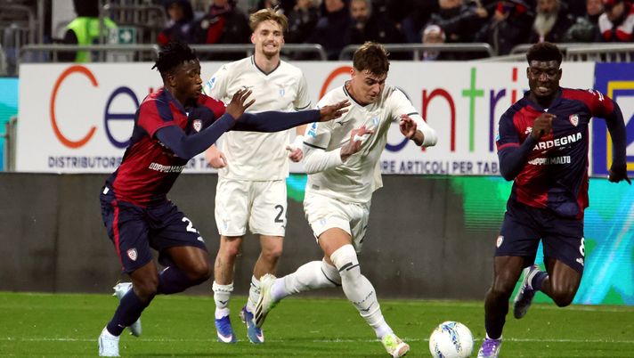 CAGLIARI, ITALY - FEBRUARY 21: Ibrahim Sulemana and Michel Adopo of Cagliari in contrast with Daniel Maldini of Lazio during the Serie A match between Cagliari Calcio and SS Lazio at Stadio Sant'Elia on February 21, 2026 in Cagliari, Italy. (Photo by Enrico Locci/Getty Images) Lazio, terzo pareggio consecutivo in trasferta: non si registrava da 10 anni - immagine 1
