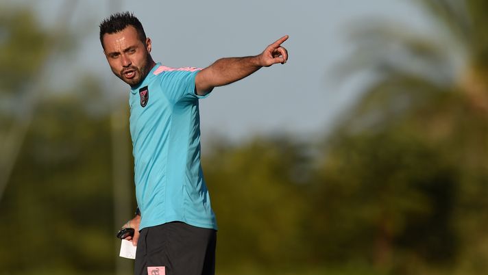 PALERMO, ITALY - OCTOBER 05: Head Coach Roberto De Zerbi in action during a US Citta' di Palermo training session at Carmelo Onorato training center on October 5, 2016 in Palermo, Italy. (Photo by Tullio M. Puglia/Getty Images) Palermo-Torino, differenziato per Embalo e Trajkovski - immagine 1