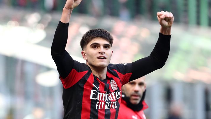 MILAN, ITALY - DECEMBER 14: Davide Bartesaghi of AC Milan celebrates scoring his team's first goal during the Serie A match between AC Milan and US Sassuolo Calcio at Giuseppe Meazza Stadium on December 14, 2025 in Milan, Italy. (Photo by Marco Luzzani/Getty Images) Bianchessi: “Rimasi impressionato da Bartesaghi. Dissi a Galliani che…” - immagine 1