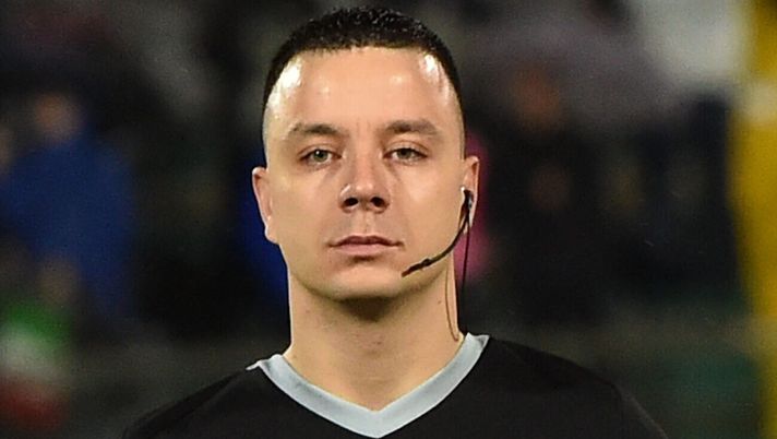 ANCONA, ITALY - NOVEMBER 19: Referee Milos Milanovic looks on prior the International Friendly match between Italy U21 and Germany U21 at Del Conero Stadium on November 19, 2022 in Ancona, Italy. (Photo by Giuseppe Bellini/Getty Images) Conference League, Fiorentina-Dinamo Kiev: ecco chi arbitrerà - immagine 1