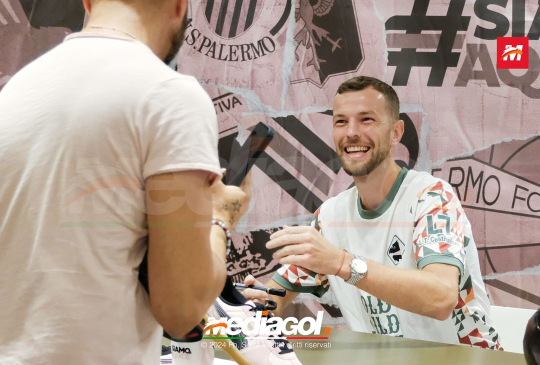 FOTO, i tifosi rosanero incontrano i propri beniamini alla Rinascente (Gallery) - immagine 21