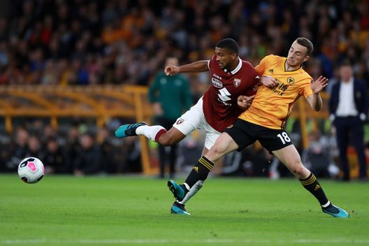 WOLVERHAMPTON, ENGLAND - AUGUST 29: Diogo Jota of Wolverhampton Wanderers compete for the ball with Bremer of Torino FC during the UEFA Europa League Play-Off: Second Leg match between Wolverhampton Wanderers and Torino at Molineux on August 29, 2019 in Wolverhampton, England. (Photo by David Rogers/Getty Images)