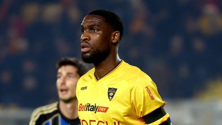 LECCE, ITALY - DECEMBER 12: Kialonda Gaspar of US Lecce looks on during the Serie A match between US Lecce and Pisa SC at Stadio Via del Mare on December 12, 2025 in Lecce, Italy. (Photo by Maurizio Lagana/Getty Images) UFFICIALE – Brutte notizie per Gaspar: l’esito degli esami e i tempi di recupero, lungo stop! Gandelman… - immagine 1