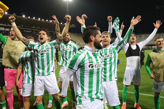 La festa dei giocatori del Betis dopo la vittoria contro la Fiorentina allo stadio Artemio Franchi, l'8 maggio 2025 a Firenze, Italia. (Foto di Gabriele Maltinti/Getty Images) Verso Betis-Chelsea: i gol più belli del percorso in Conference League- immagine 2