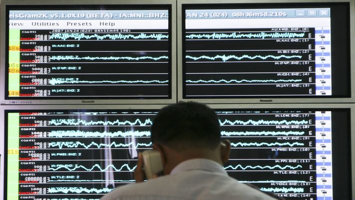 SULAWESI SETTENTRIONALE, INDONESIA - 24 GENNAIO: Un funzionario dell'Agenzia di Meteorologia e Geofisica (BMG) controlla un'immagine sullo schermo dell'ufficio BMG che mostra un terremoto di magnitudo 6.5 che ha colpito la provincia di Sulawesi Settentrionale il 21 gennaio 2007 sull'isola di Sulawesi, in Indonesia. Dopo il terremoto iniziale che ha causato panico, si sono registrate numerose scosse di assestamento, ma nessun danno grave. Un terremoto di magnitudo 5.3 ha nuovamente scosso la provincia indonesiana di Sulawesi Settentrionale il 24 gennaio 2007, ma non ci sono state segnalazioni immediate di danni. (Foto di Dimas Ardian/Getty Images) Terremoto Perù