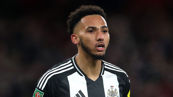 LONDON, ENGLAND - JANUARY 07: Lloyd Kelly of Newcastle United during the Carabao Cup Semi Final First Leg match between Arsenal and Newcastle United at Emirates Stadium on January 07, 2025 in London, England. (Photo by Alex Pantling/Getty Images) Juve, cosa manca ancora per l’arrivo in Italia di Kelly dal Newcastle: il punto - immagine 1