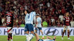 Racing Club, scontro fortuito tra compagni: Rojo rifila una tremenda gomitata a Sosa