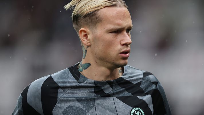 BOURNEMOUTH, ENGLAND - SEPTEMBER 17: Mykhaylo Mudryk of Chelsea looks on in the warm up prior to the Premier League match between AFC Bournemouth and Chelsea FC at Vitality Stadium on September 17, 2023 in Bournemouth, England. (Photo by Ryan Pierse/Getty Images) Chelsea, Mudryk accusato di doping dalla FA: rischia una lunga squalifica - immagine 1