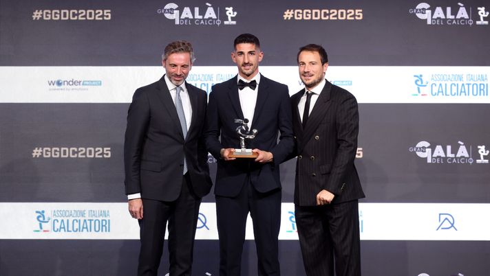 MILAN, ITALY - DECEMBER 01: Alessandro Deiola of Cagliari Calcio receives the award as Best Goal of Season 24-25 during Gran Galà Del Calcio AlC 2025 on December 01, 2025 in Milan, Italy. (Photo by Sara Cavallini/Getty Images) deiola napoli cagliari