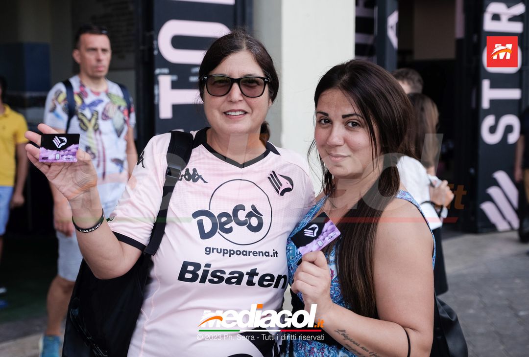 FOTO Palermo, fila al Barbera. Tifosi ritirano la tessera dell’abbonamento (GALLERY) - immagine 16