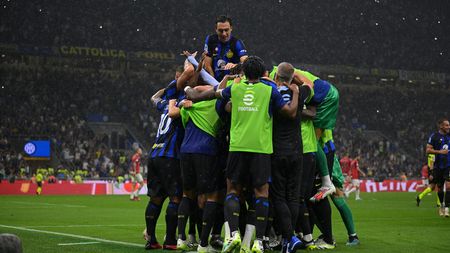 MILAN, ITALY - SEPTEMBER 16: Hakan Calhanoglu of FC Internazionale celebrates with teammates after scoring their team's fourth goal during the Serie A TIM match between FC Internazionale and AC Milan at Stadio Giuseppe Meazza on September 16, 2023 in Milan, Italy. (Photo by Mattia Ozbot - Inter/Inter via Getty Images) Derby di Milano