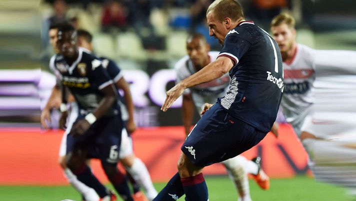 Maxi Lopez segna il rigore contro il Carpi, non basterà a rimontare palla inattiva Maxi Lopez Rigore Carpi Torino