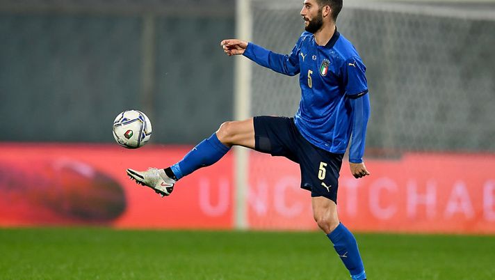 FLORENCE, ITALY - NOVEMBER 11: Roberto Gagliardini of Italy controls the ball during the international friendly match between Italy and Estonia at Stadio Artemio Franchi on November 11, 2020 in Florence, Italy. (Photo by Claudio Villa/Getty Images) Gagliardini, tampone dubbio per il calciatore dell’Inter: lascia la Nazionale - immagine 1