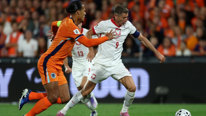 ROTTERDAM, NETHERLANDS - SEPTEMBER 04: Robert Lewandowski of Poland gets past Virgil van Dijk of the Netherlands during the FIFA World Cup 2026 qualifier match between Netherlands and Poland at De Kuip on September 04, 2025 in Rotterdam, Netherlands. (Photo by Dean Mouhtaropoulos/Getty Images) Olanda, che beffa con la Polonia! Cash nega i 3 punti agli Oranje. Lang: serata in panchina - immagine 1
