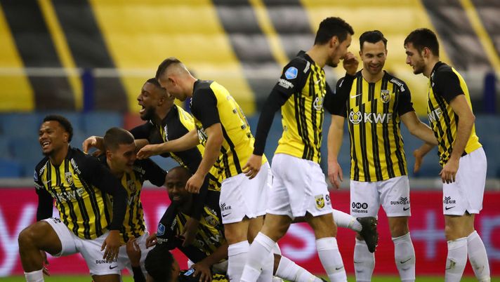 ARNHEM, NETHERLANDS - JANUARY 12: Danilho Doekhi of Vitesse Arnhem celebrates scoring his teams first goal of the game with team mates during the Dutch Eredivisie match between Vitesse and FC Utrecht at Gelredome on January 12, 2021 in Arnhem, Netherlands. (Photo by Dean Mouhtaropoulos/Getty Images) Vitesse, parla il sindaco di Arnhem: “Spero che il club continui ad esistere” - immagine 1