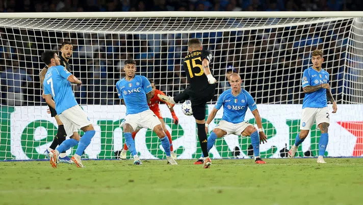 VIDEO Napoli-Real Madrid 2-3, autorete sfortunata di Meret dopo un bolide di Valverde - immagine 1