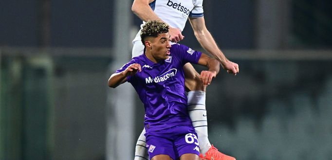 FLORENCE, ITALY - FEBRUARY 06: Stefan De Vrij of FC Internazionale competes for the ball with Caprini of Fiorentina during the Serie A match between Fiorentina and FC Internazionale at Stadio Artemio Franchi on February 06, 2025 in Florence, Italy. (Photo by Mattia Pistoia - Inter/Inter via Getty Images) Maat Daniel Caprini