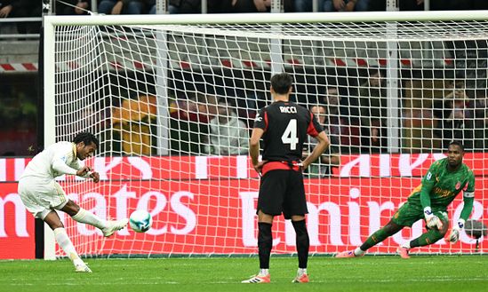 Juan Cuadrado segna su rigore nel match tra Milan Pisa (Foto di Stefano RELLANDINI / AFP) Cuadrado