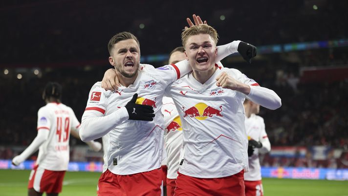 LEIPZIG, GERMANY - DECEMBER 06: Conrad Harder of RB Leipzig celebrates scoring his team's first goal with teammate Christoph Baumgartner during the Bundesliga match between RB Leipzig and Eintracht Frankfurt at Red Bull Arena on December 06, 2025 in Leipzig, Germany. (Photo by Maja Hitij/Getty Images) Streaming Union Berlino-Lipsia: dove vedere la gara in diretta gratis - immagine 1