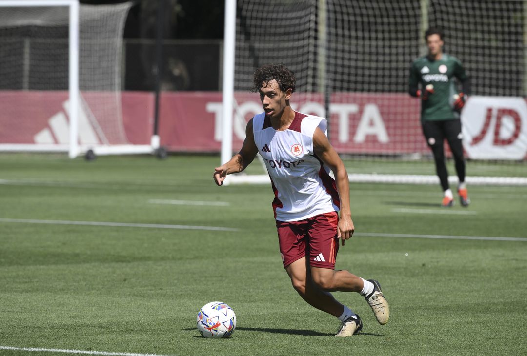 Ritiro Roma, lavoro sul campo e in palestra a Trigoria – FOTO GALLERY - immagine 12