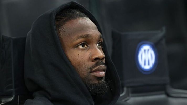 MILAN, ITALY - OCTOBER 04: Marcus Thuram of FC Internazionale looks on before the Serie A match between FC Internazionale and US Cremonese at Giuseppe Meazza Stadium on October 04, 2025 in Milan, Italy. (Photo by Marco Luzzani/Getty Images) Inter, Thuram ancora a parte: le ultime sulle sue condizioni in vista della Roma - immagine 1