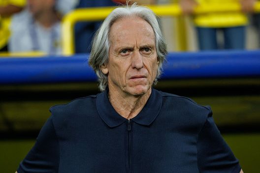 Riyadh, Arabia Saudita - 1° novembre 2025: Jorge Jesus, allenatore dell'Al-Nassr. (Foto di Abdullah Ahmed/Getty Images) Al-Nassr, Jorge Jesus: “Vergognoso annullare un gol per un orecchio in fuorigioco”- immagine 2