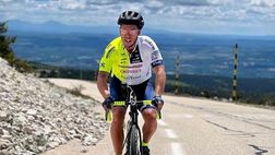 Francia, Eden Hazard sale in bicicletta per scalare il mitico Mont Ventoux