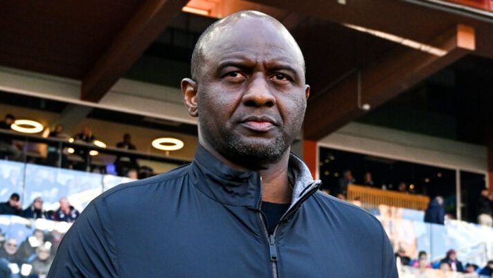 GENOA, ITALY - MARCH 2: Patrick Vieira, head coach of Genoa, looks on prior to kick-off in the Serie A match between Genoa and Empoli at Stadio Luigi Ferraris on March 2, 2025 in Genoa, Italy. (Photo by Getty Images/Getty Images) Ad Genoa: “Vieira? Ha un contratto per l’anno prossimo, non dobbiamo confermare niente” - immagine 1