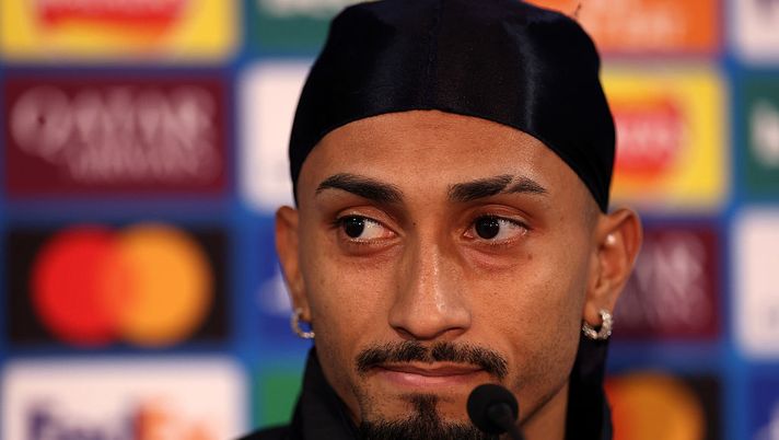 LONDON, ENGLAND - NOVEMBER 24: Raphinha of FC Barcelona looks on during a FC Barcelona Press Conference at Stamford Bridge on November 24, 2025 in London, England. (Photo by Andrew Redington/Getty Images) Chelsea-Barcellona, Raphinha fa mea culpa: “Mi assumo le responsabilità degli infortuni” - immagine 1