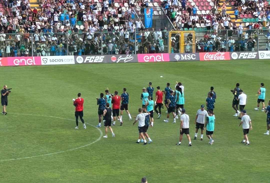 GALLERY La squadra saluta i tifosi e parte il coro “Sarò con te”, si chiude il ritiro - immagine 3