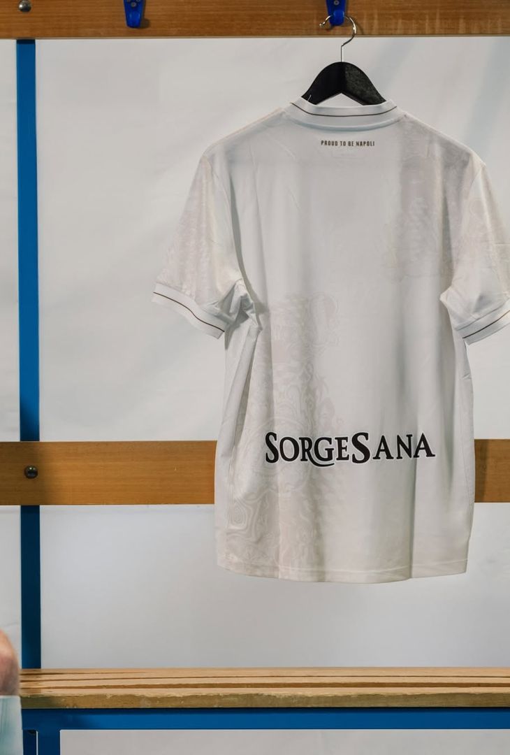 “Napoli addosso”, la 2ª maglia della stagione 2025/26 è bianca e oro – LA FOTOGALLERY - immagine 5