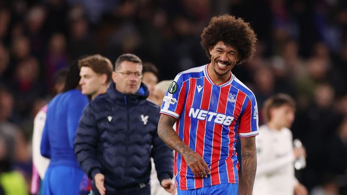 LONDON, ENGLAND - APRIL 09: Chris Richards of Crystal Palace celebrates after the team's victory in the UEFA Conference League 2025/26 Quarter-Final Leg One match between Crystal Palace FC and ACF Fiorentina at Selhurst Park on April 09, 2026 in London, England. (Photo by Ryan Pierse/Getty Images) Richards svela: “Glasner ci ha messo davanti ad un bivio. Ecco cosa abbiamo scelto” - immagine 1