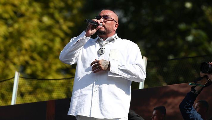 Gue Pequeno scalda l’atmosfera a Como: show prima del match contro il Verona - immagine 1