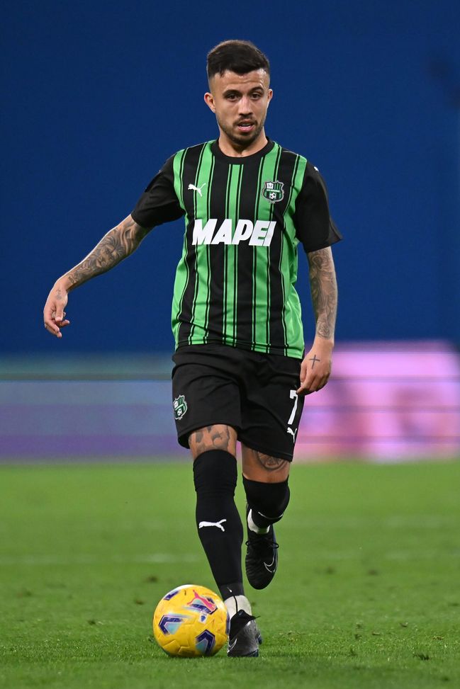 REGGIO NELL'EMILIA, ITALY - DECEMBER 22: Matheus Henrique of US Sassuolo in action during the Serie A TIM match between US Sassuolo and Genoa CFC at Mapei Stadium - Citta' del Tricolore on December 22, 2023 in Reggio nell'Emilia, Italy. (Photo by Alessandro Sabattini/Getty Images) Assente a Bergamo ma presente contro la Fiorentina. Il ritorno per Dionisi- immagine 2