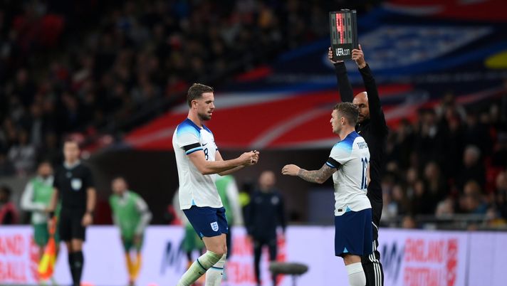 LONDON, ENGLAND - OCTOBER 13: Jordan Henderson gives the captains armband to Kieran Trippier of England as they are substituted during the international friendly match between England and Australia at Wembley Stadium on October 13, 2023 in London, England. (Photo by Justin Setterfield/Getty Images) Daily Mail, “Henderson sta pagando il prezzo per aver venduto la sua anima al diavolo” - immagine 1