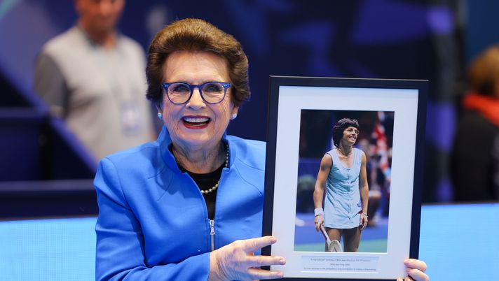 SEVILLE, SPAIN - NOVEMBER 11: Billie Jean King poses for a photo with a gifted photo frame during the Billie Jean King Cup Semi Final match between Canada and Czechia at Estadio de La Cartuja on November 11, 2023 in Seville, Spain. (Photo by Matt McNulty/Getty Images for ITF) Da star del tennis a icona dei diritti: Billie Jean King compie 80 anni - immagine 1