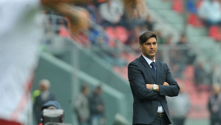 BOLOGNA, ITALY - SEPTEMBER 22: Paulo Fonseca head coach of AS Roma looks on during the Serie A match between Bologna FC and AS Roma at Stadio Renato Dall'Ara on September 22, 2019 in Bologna, Italy. (Photo by Mario Carlini / Iguana Press/Getty Images) Roma, è Fonseca l’uomo del momento: in duemila lo acclamano al “Tre Fontane” - immagine 1