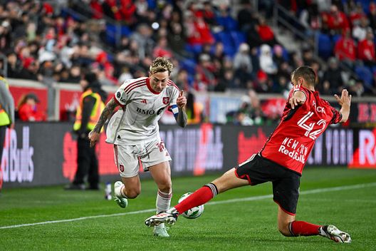 Alexander Hack #42 dei New York Red Bulls placca la palla di Federico Bernardeschi #10 del Toronto FC durante il secondo tempo allo Sports Illustrated Stadium il 22 marzo 2025 a Harrison, New Jersey Insigne e Bernardeschi: Italians do it better, una nuova vita in Canada- immagine 4