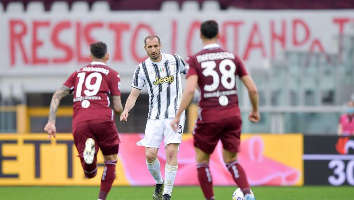 TURIN, ITALY - APRIL 03: Giorgio Chiellini of Juventus is challenged by Arnaldo Antonio Sanabria of Torino FC during the Serie A match between Torino FC and Juventus at Stadio Olimpico di Torino on April 03, 2021 in Turin, Italy. Sporting stadiums around Italy remain under strict restrictions due to the Coronavirus Pandemic as Government social distancing laws prohibit fans inside venues resulting in games being played behind closed doors. (Photo by Daniele Badolato - Juventus FC/Juventus FC via Getty Images) Toro, la Juventus è fragile a metà campo: ai granata il compito di approfittarne - immagine 1