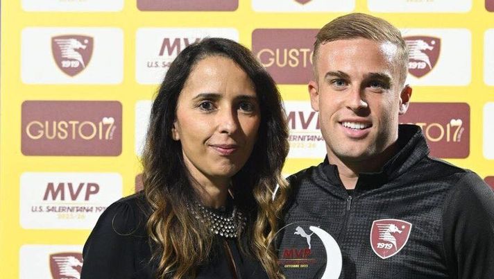 Foto: US Salernitana 1919 Facebook Attimi di paura per l’ex Villa in Salernitana-Crotone: si scontra con Piovanello e perde i sensi - immagine 1