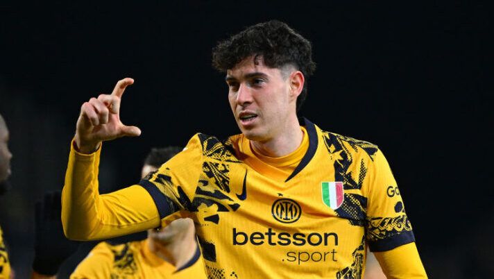 CAGLIARI, ITALY - DECEMBER 28: Alessandro Bastoni of FC Internazionale celebrates with team-mates after scoring the goal during the Serie A match between Cagliari and FC Internazionale at Sardegna Arena on December 28, 2024 in Cagliari, Italy. (Photo by Mattia Pistoia - Inter/Inter via Getty Images) Tinti: “Triplete? Inzaghi convinto di andare in fondo. Bastoni top mondiale, il suo mancino è…” - immagine 1