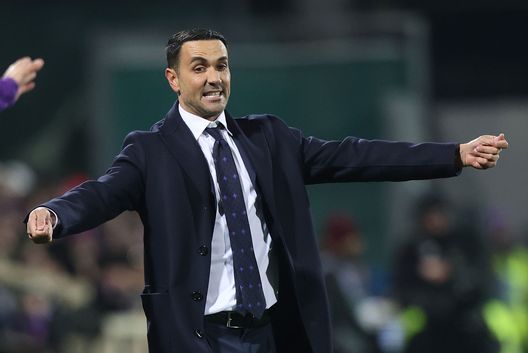FLORENCE, ITALY - JANUARY 4: Head coach Raffaelel Palladino manager of ACF Fiorentina reacts during the Serie A match between Fiorentina and Napoli at Stadio Artemio Franchi on January 4, 2025 in Florence, Italy. (Photo by Gabriele Maltinti/Getty Images) Palladino