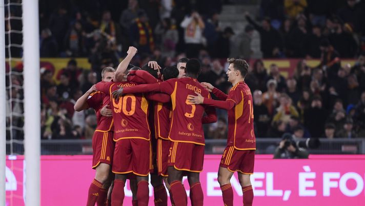 ROME, ITALY - DECEMBER 10: AS Roma players celebrate during the Serie A TIM match between AS Roma and ACF Fiorentina at Stadio Olimpico on December 10, 2023 in Rome, Italy. (Photo by Luciano Rossi/AS Roma via Getty Images) ‘RADIO PENSIERI’, LENGUA: “Ci aspettavamo questo rendimento da Sanches” - immagine 1