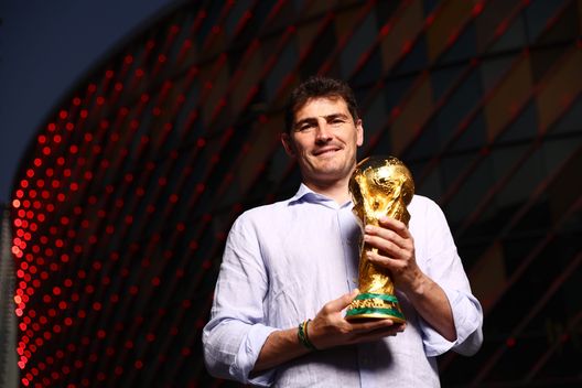 DUBAI, EMIRATI ARABI - MAGGIO 11: Iker Casillas nel 2022 (Foto di Francois Nel/Getty Images for Coca-Cola) La voce del campo, il cuore dello spogliatoio: i leader immortali di Barça e Real- immagine 5
