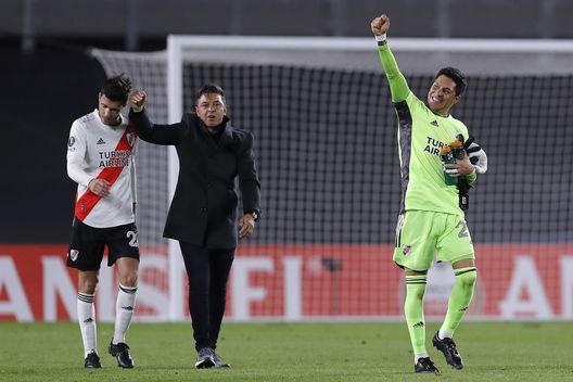 Enzo Pérez e il tecnico Marcelo Gallardo festeggiano dopo la vittoria del River Plate contro l'Independiente Santa Fe nella partita del Gruppo D della Copa CONMEBOL Libertadores 2021 all'Estadio Monumental Antonio Vespucio Liberti il 19 maggio 2021 a Buenos Aires, Argentina. (Foto di Juan Ignacio Roncoroni - Piscina/Getty Images) ESCLUSIVA River Plate, Mendez: “Inter fuori portata, ma occhio a questi due…”- immagine 3
